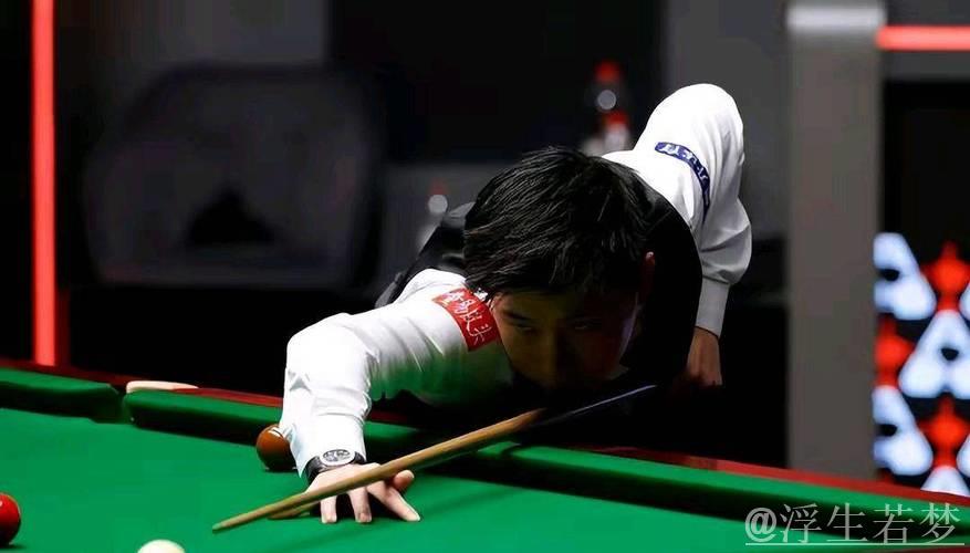 赵心童在斯诺克世锦赛半决赛首阶段与奥沙利文打成4比4平局。 赵心童在斯诺克世锦赛半决赛首阶段与奥沙利文打成4比4平局。