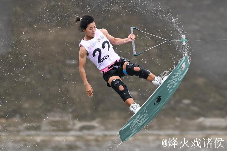 成都世运会：沐雨绽放 开幕式点火手徐露摘金